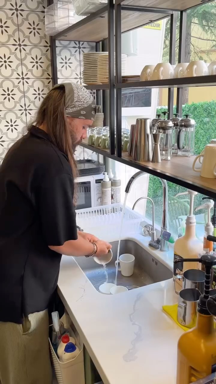 İçeri girenin kahve zevki, kapıdan belli olur 😄

Nook’ta herkesin kahvesi ayrı hikâye.

Köşede Bulu...