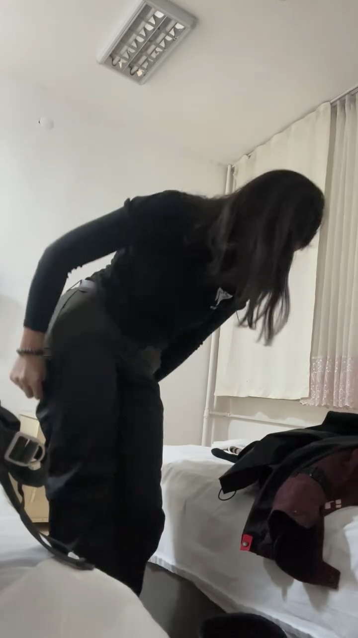 Yazın geri vericem söz şu an çok lazım 😅
Taytlı kızlar için içlik giyen kızları üzdünüz de yazayım ...