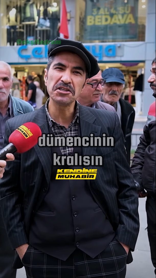 Kendine Muhabir'in sokak röportajında 'siyasi şiir' okuyan vatandaş...

📹 @kendinemuhabir